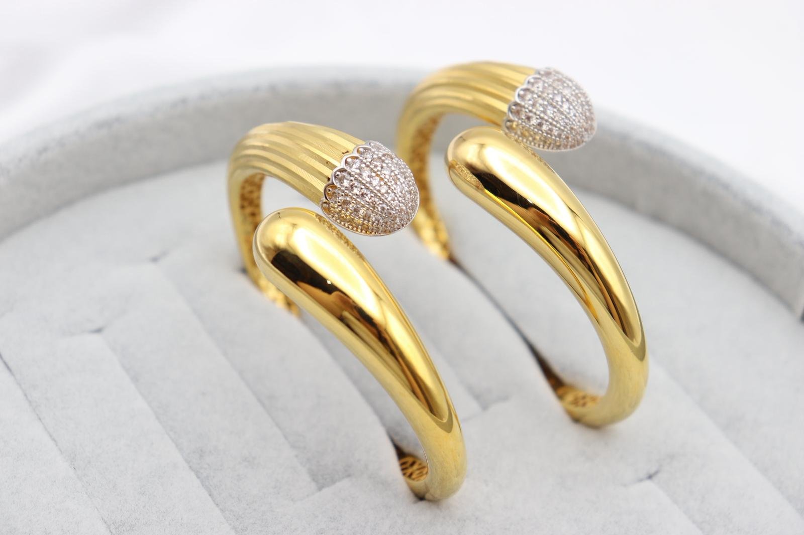 classic golden Beacelets